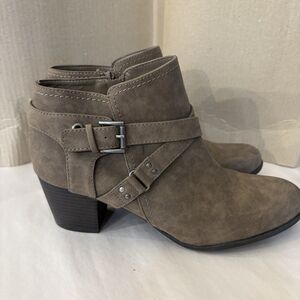 Indigo Rd Tan Suede Ankle Booties Boots Women's Sz 11M Side Zip Block Heel